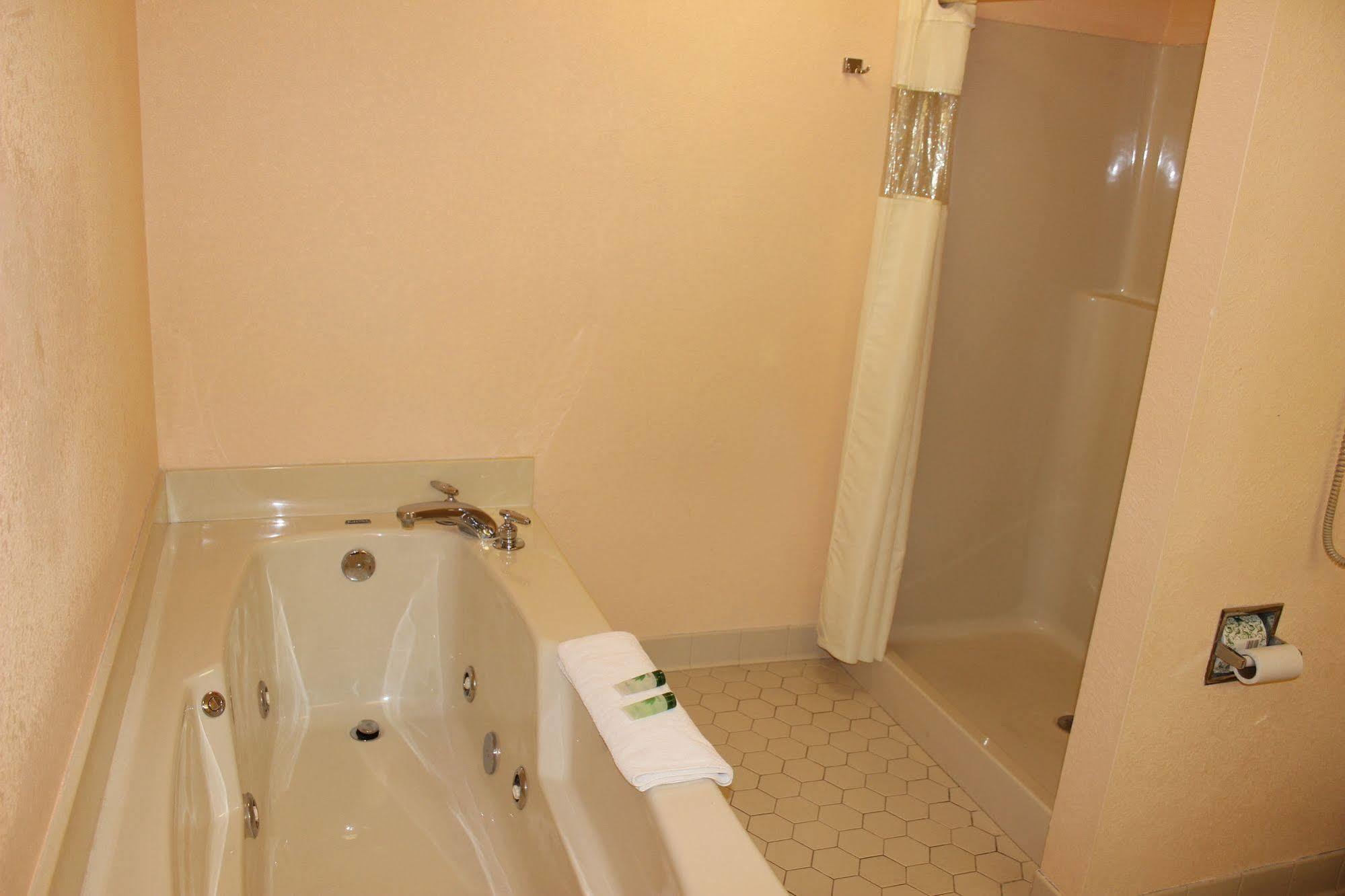 Quality Inn Pulaski Exterior photo